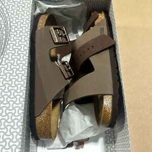 Birkenstock, Arizona BS size 36 US size 5 in women's size 3 for men. Mocca